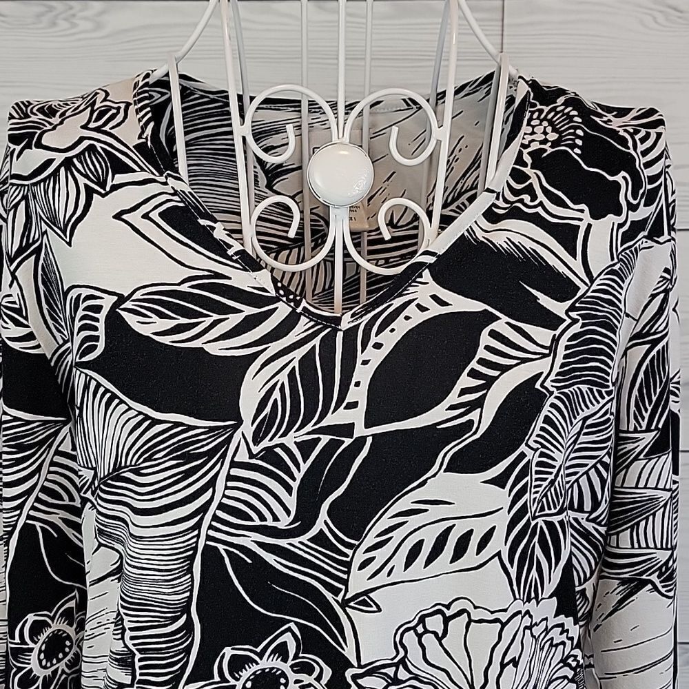 Chico's black and white floral print top Women's Size M - Picture 2 of 10